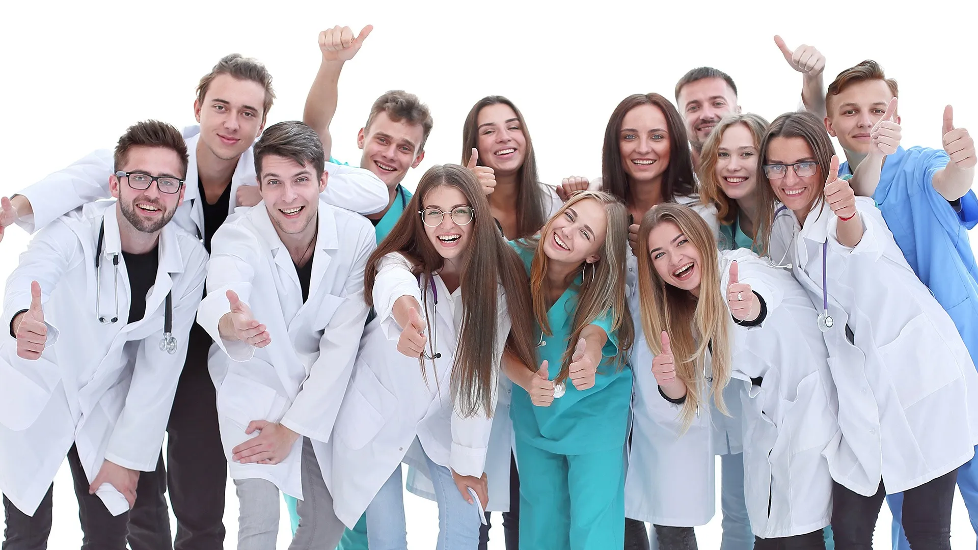 Uśmiechnięci młodzi ludzie w kitlachz kciukami do góry