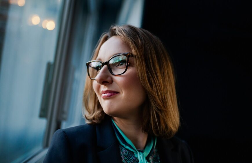 Rudowłosa kobieta w okularach